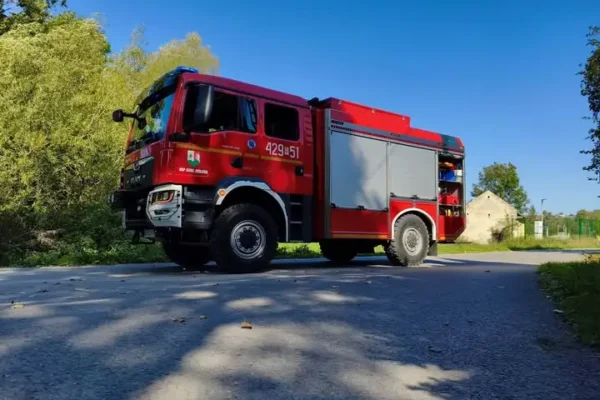 Jodłowa: strażacy z OSP KSRG otwierali budynek mieszkalny