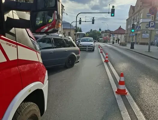 Kolizja trzech samochodów na Rynku w Dębicy. Interweniowały służby ratunkowe