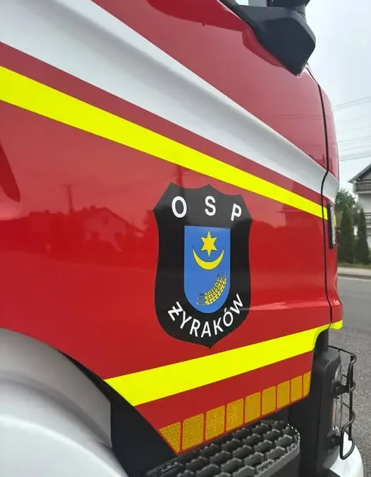 Zderzenie auta z motocyklem w Wiewiórce. Interweniowały cztery zastępy straży