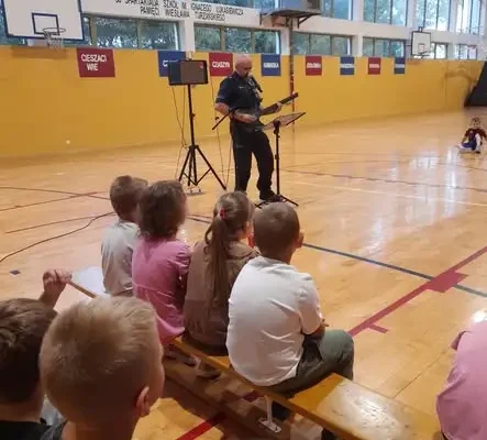 Policjanci z wizytą w szkole – muzyczna lekcja bezpieczeństwa na drodze