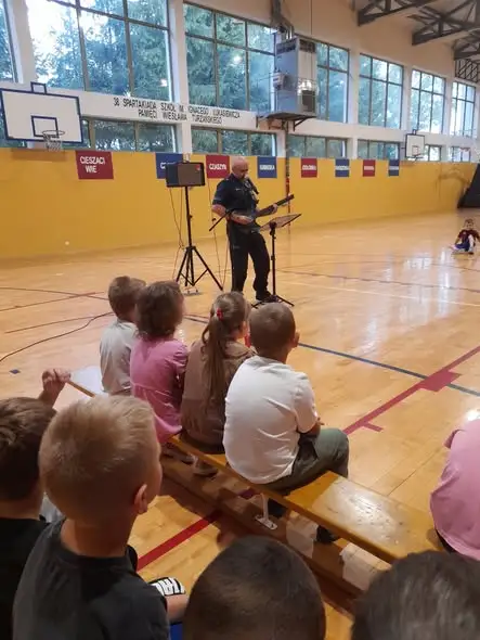 Policjanci z wizytą w szkole – muzyczna lekcja bezpieczeństwa na drodze