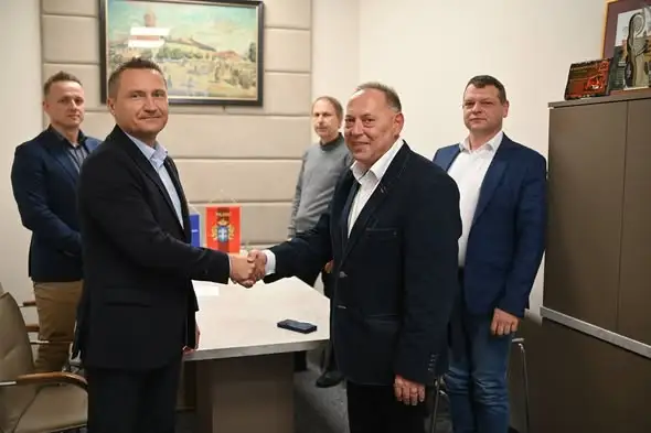 Pilzno inwestuje w drogi: umowa na przebudowę drogi w Strzegocicach podpisana