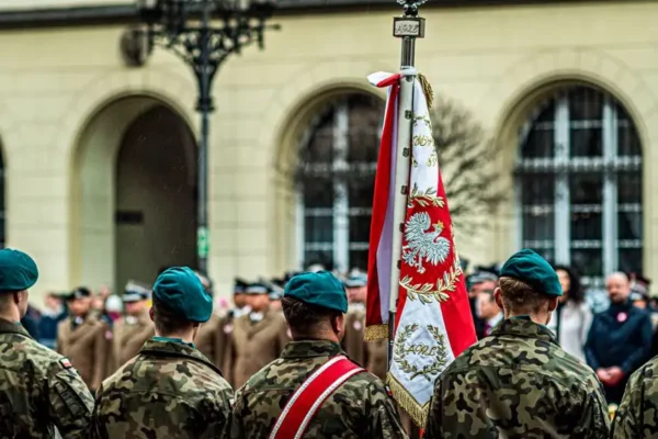 Dębica uczciła bohaterów Polskiego Państwa Podziemnego – szkolny poczet sztandarowy w uroczystościach