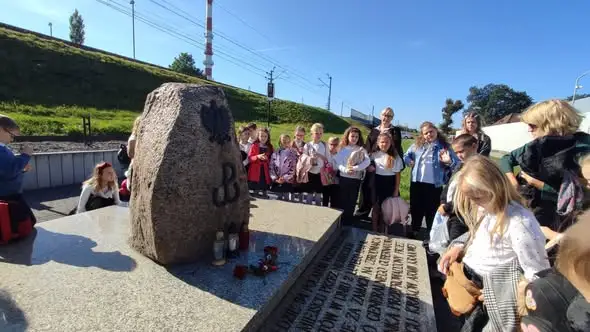 Święto Patrona Szkoły w Dębicy – uczniowie oddali hołd ofiarom hitlerowskiego mordu