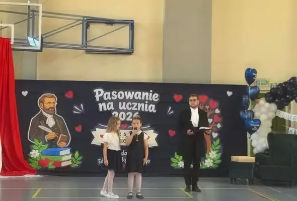 Pasowanie na ucznia w Szkole Podstawowej nr 5 w Dębicy pod hasłem „Małe serca, wielkie dobro”