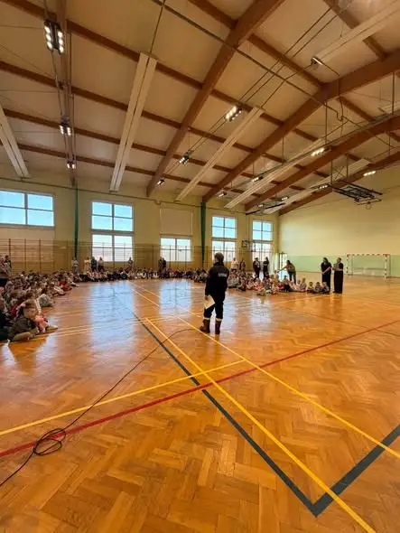 Próbna ewakuacja w Szkole Podstawowej w Żyrakowie z udziałem druhów OSP