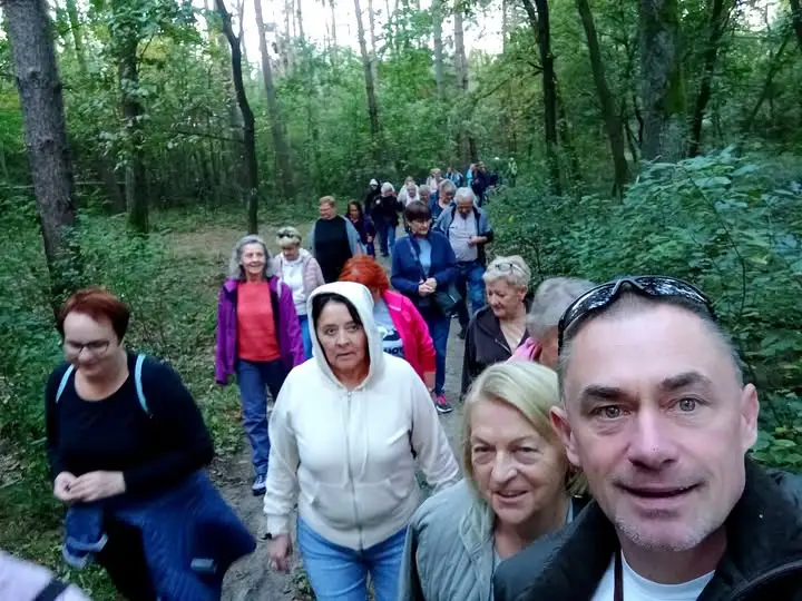 Seniorzy z Dębicy odkrywali grzyby w lasach Nadleśnictwa Dębica