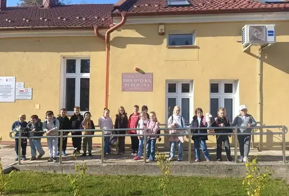 Dębica: Drugoklasiści z Trójki świętowali Dzień Głośnego Czytania w bibliotece