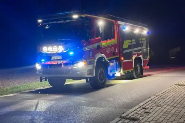 Plama oleju na jezdni w Przeczycy — interwencja strażaków z OSP Brzostek