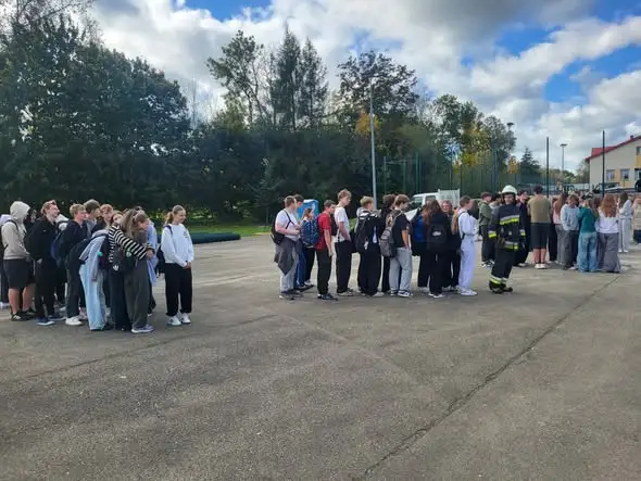 Próbna ewakuacja w Liceum w Jodłowej – sprawnie i zgodnie z procedurami