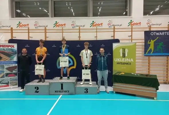 Młodzi badmintoniści z UKS Orbitek z medalami w Bieruniu i Myślenicach