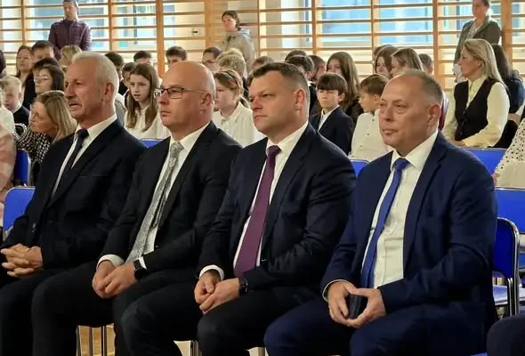 Nowy sztandar Publicznej Szkoły Podstawowej im. Marii Konopnickiej w Strzegocicach poświęcony