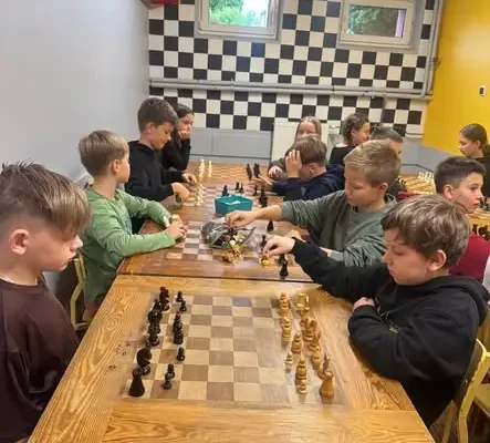 Szachiści z Dębicy niepokonani – awans do etapu powiatowego!