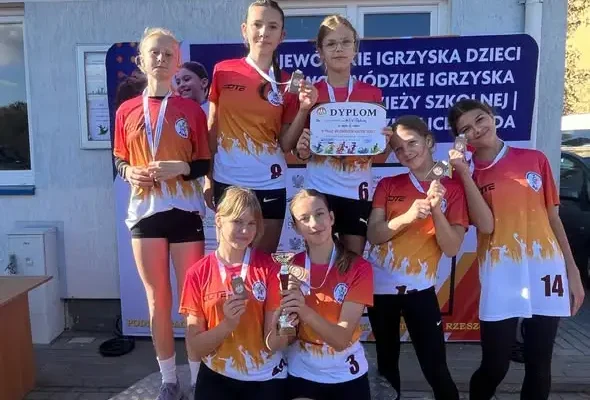 Sztafeta dziewcząt z dębickiej „Piątki” z brązem Mistrzostw Województwa