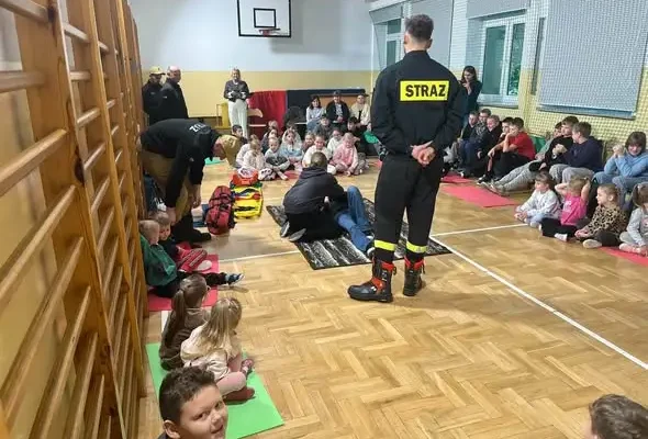 Strażacy z OSP Żyraków uczyli pierwszej pomocy w Szkole Publicznej w Mokrem