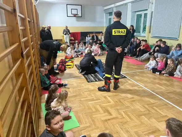 Strażacy z OSP Żyraków uczyli pierwszej pomocy w Szkole Publicznej w Mokrem