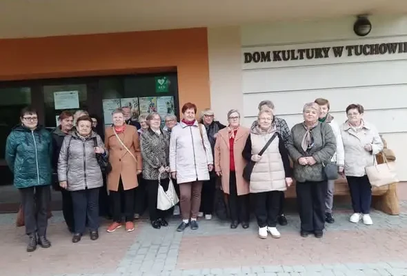 Seniorzy z gminy Jodłowa wspólnie na filmie „Lalka” w Tuchowie