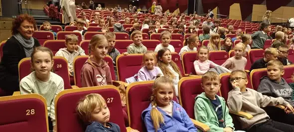 Uczniowie Trójki w teatrze – „Roszpunka” oczarowała najmłodszych
