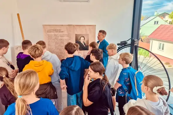 Uczniowie z Pilzna odkrywali historię rowerów i tworzyli makramowe bransoletki
