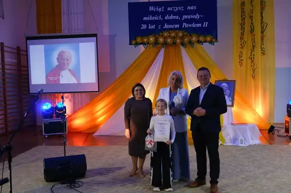 Stobierna: 20-lecie nadania imienia szkole podstawowej – wzruszający jubileusz