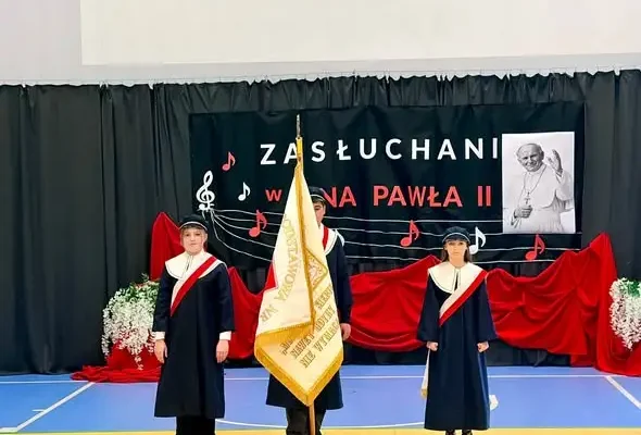 Dzień Patrona w Szkole Podstawowej nr 8 w Dębicy – uczniowie przypomnieli św. Jana Pawła II