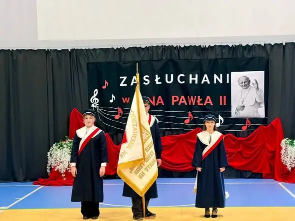 Dzień Patrona w Szkole Podstawowej nr 8 w Dębicy – uczniowie przypomnieli św. Jana Pawła II