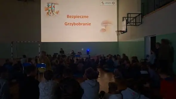 Uczniowie z klas I–III uczyli się bezpiecznego grzybobrania z sanepidem