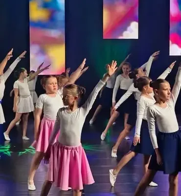 Młodzi tancerze z Gminy Czarna na jubileuszu 50-lecia Zespołu EKROL