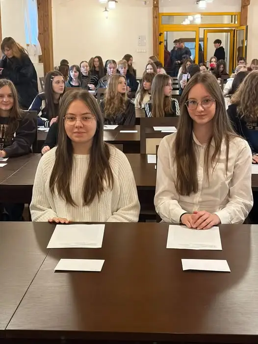 Uczennice LO w Jodłowej na wojewódzkim etapie Dyktanda Niepodległościowego